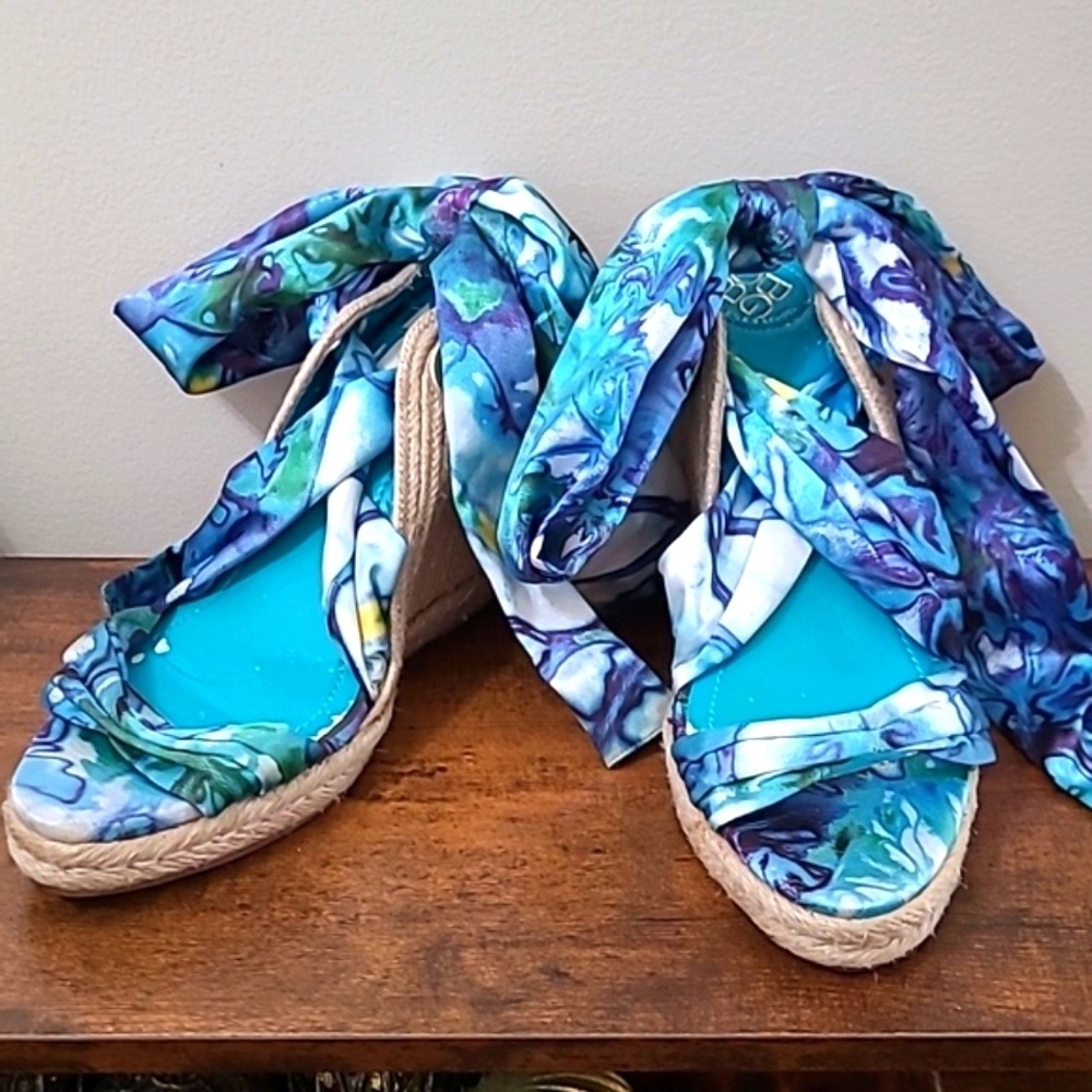 BCBGeneration RUBY Blue & Green Sandals with Ribbon Ankle Ties Size 9.5 - Picture 1 of 12